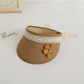 Détail de la visière en paille pour enfant avec bordure en dentelle blanche et fleur jaune - Taille unique / Kaki