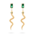 Dettaglio di orecchini a serpente in oro 18 carati con cristalli verdi rettangolari - Orecchini a Serpente Oro Strass Verdi (NMSE-D226-1)