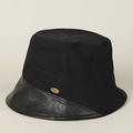 Cappello a secchiello in cotone nero con tesa in pelle e stemma in metallo dorato - M (56-58cm) / Nero