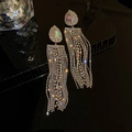 Makroaufnahme langer silberner Quastenohrringe mit schillernden Strass-Wassertropfen - Goldene Quaste (925 Sterling Silber Ohrringpfosten)