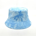 Gros plan sur la texture du tissu et le motif tie-dye bleu et blanc du chapeau - M (56-58cm) / Bleu ciel