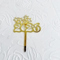 Nahaufnahme der goldenen Acryl-Kuchendeko 2026 mit Sternen für Silvesterpartys - Gold 2026 Modell A