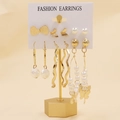 Détail d'un lot de 6 boucles d'oreilles dorées avec perles, papillons et cœurs - Ensemble Papillon Coeur Perle (Z35)