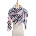 Écharpe triangle à carreaux rose bleu et noir sur mannequin pour femmes - 135x135x200cm / SJ-03# Rose