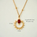 Dettaglio del ciondolo in agata rossa 2,3x1,8cm e collana d'oro con lunghezza 40+5cm - Boho Traforato