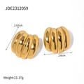 Detail view of gold stainless steel banana earrings with 2.6cm width and ridged texture - Crinkled Wave Oversized-JDE2312059
