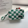 Detalle del estuche de lona con cuadros verdes con cremallera y correa de mano - Cuadros Verdes (Grande)