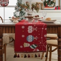 Weihnachtstischläufer mit rotem Jacquard-Süßigkeitsmuster und Quasten auf dem Holztisch - 33cmx160cm / Rot/Weihnachtssüßigkeiten