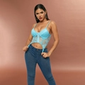 Top a corsetto in pizzo azzurro abbinato a jeans in denim blu scuro per donna - Azzurro