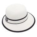 Dettaglio di cappello di paglia bianco con nastro nero e decorazione a fiore di camelia - Bianco