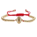 Bracelet tressé rouge avec perles dorées et pendentif ovale de la Vierge Marie sur fond blanc - Corde Rouge-Vierge Marie