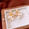 Dettaglio degli orecchini a foglia dorata con smalto bianco e zirconi su scatola retrò - Perno in Argento-Oro-Bianco