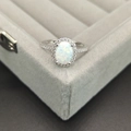 Anillo de plata con una piedra de opalo ovalada y brillantes piedras laterales micro-pavé - US 5 / Ópalo