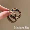 Detail von mittelgroßen Creolen mit Leopardenmuster und glänzendem Harz-Finish - 3# 925 Sterling Silber Ohrstecker - Kaffee - 4cm (Leopard-Reifen)