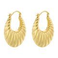 Dettaglio di orecchini a cerchio placcati oro con trama a spirale vintage e design a C - VE983 Spirale Ovale Oro
