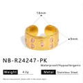 Detail van de vergulde roestvrijstalen ring met roze stenen en verticale texturen - Brede Band Met Roze Zirkoon En Strepen (NB-R24247-PK)