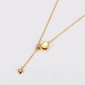 Primer plano de collar con colgantes de corazón dorados pulidos sobre fondo blanco - Dorado