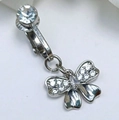 Vue macro d'un clip d'oreille papillon argenté avec détails de pendentif en zircon - Style Clip d'Oreille Pendentif Papillon (FBR3102895)
