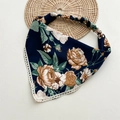 Dettaglio di bandana triangolare a fiori con bordo in pizzo su un tappeto intrecciato - Stile Stampa Floreale / Foulard di Pizzo Blu Marino