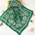 Vista dettagliata del foulard in seta verde scuro con motivo paisley bianco classico - Paisley Verde