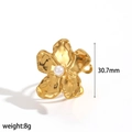 Detail view of flower-shaped 18k gold stainless steel ring with white pearl inlay - Pearl Flower Style (TR6924-PL)