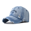 Gorra de béisbol de mezclilla azul claro con bordado California Surf y detalles rotos - Ajustable / Denim Claro Letras Negras