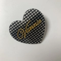 Fermaglio per capelli a cuore in acetato con motivo a scacchi neri e scritta Vannie oro - Quadri Neri