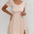 Eng anliegendes Strickkleid mit Herzmuster, Schleife und Schlitz in Beige-Blumen - S / Aprikose Floral