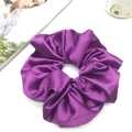 Detailaufnahme eines großen lila Satin-Haargummis mit glänzendem Stoff und Falten - 20cm / Lila
