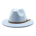Dettaglio cappello fedora in feltro celeste con cinturino in pelle intrecciata e fibbia oro - Celeste