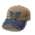 Dettaglio del cappello vintage con toppa a farfalla in denim e bordi sfilacciati - M(56-60cm) / Cachi e Blu