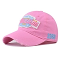 Detalle de gorra vintage rosa con parche Aviation y bordes desgastados con flecos - Ajustable / Rosa