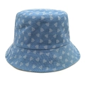 Dettaglio cappello a secchiello in denim blu con motivi a cuore su sfondo bianco - M (56-58cm) / Azzurro