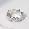 Minimalistischer Gänseblümchen-Ring aus Edelstahl mit gehämmerter Metallstruktur - Stahlfarbe-Blume