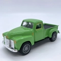 Vintage-Modell eines hellgrünen Pickup-Trucks mit verchromten Kühlergrill-Details - Grün