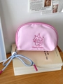 Rosa halbrunde Kosmetiktasche mit Happy Puppy Stickerei und blauer Kordel am Zipper - Klein / Rosa