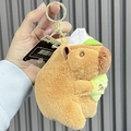Pluche Capibara sleutelhanger met witgroene zonnehoed en een groene bal eraan - Honkbal Zonneklep Stijl