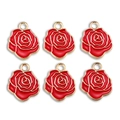 Sechs rote Rosenanhänger mit Goldrand für DIY-Schmuckherstellung auf weißem Hintergrund - Klassische Rote Rose