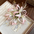 Détail d'une pince à cheveux lys artificiel rose et blanc dans un plateau à bijoux en bois - Pince à bec de canard - Seule / Rose