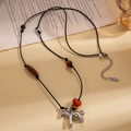 Dettaglio della collana con perle occhio di tigre, legno e ciondolo a forma di cavallo - Stile Cavallo Argentato (WN1924)