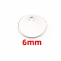 Vista detallada de un colgante redondo de acero inoxidable de 6mm para joyería DIY - 6mm / Color Acero