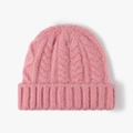 Bonnet en grosse maille torsadée rose avec texture pelucheuse et revers pour l'hiver - Rose