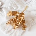 Elegante ramo di eucalipto artificiale dorato su coperta a maglia bianca decorativa - Oro