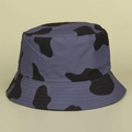 Dettaglio del cappello a secchiello reversibile con stampa mucca e cuciture sulla tesa - M (56-58cm) / Viola