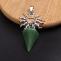 Detalle de colgante de sol plateado con una gema hexagonal de color verde - Aventurina Verde