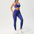 Vista laterale del set yoga a coste blu scuro con reggiseno allacciato al collo e leggings a vita alta - XS / Blu indaco