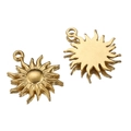 Goldener sonnenförmiger Edelstahl-Anhänger mit Vorder- und Rückseite auf weißem Grund - Gold-Sonnenblume
