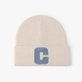 Bonnet en maille beige avec écusson lettre C brodé en éponge bleue de style collège - Beige