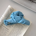 Himmelblaue Haarklammer mit plissiertem Stoffbezug im voluminösen Scrunchie-Design - Wolken-Haarklammer / Blau