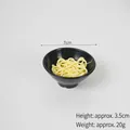 Bol de ramen miniature noir pour maison de poupée avec nouilles jaunes, 7cm x 3,5cm - Bol de nouilles Udon de 7 cm + nouilles